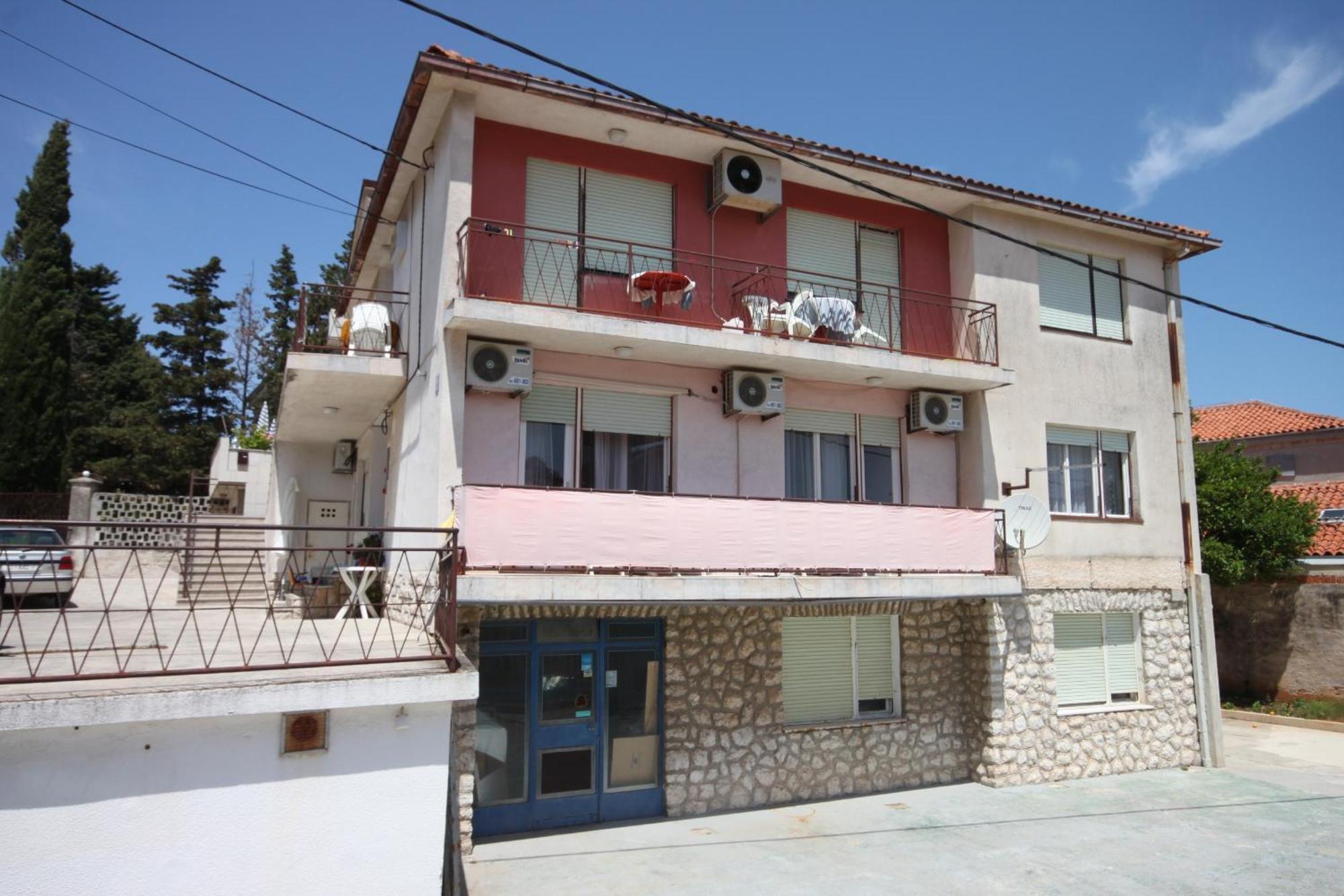 Guest house And With Parking Space